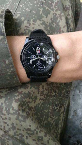 Мужские часы Swiss army на руке