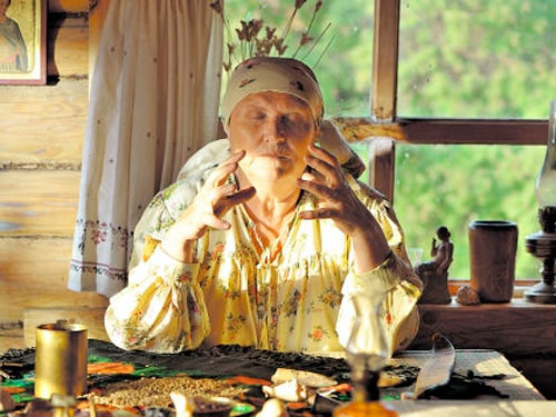 Баба Нина, мудрая жрица, проводит древний ритуал